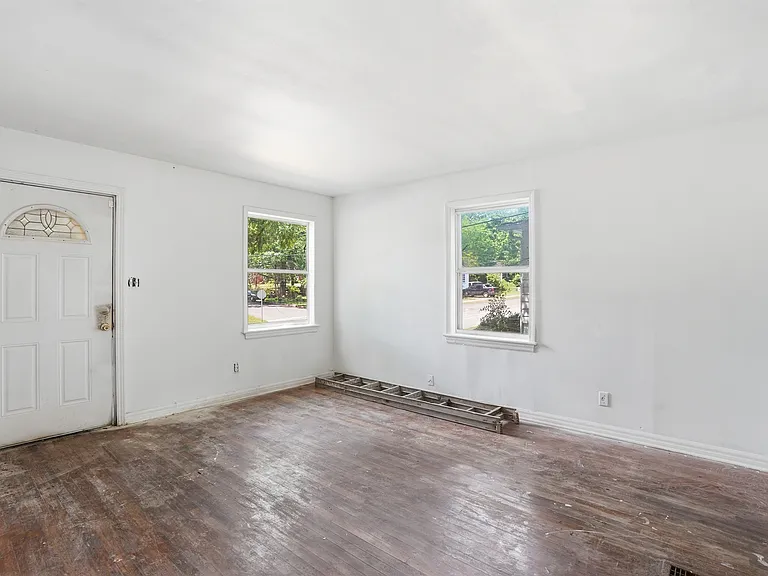 7827 Rugby Ave — Photo 6