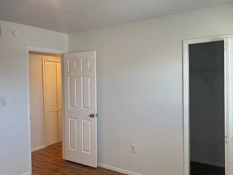 861 Sky Lake Cir #C — Photo 22