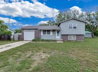 400 N Hickory Ln, Valley Center, KS 67147