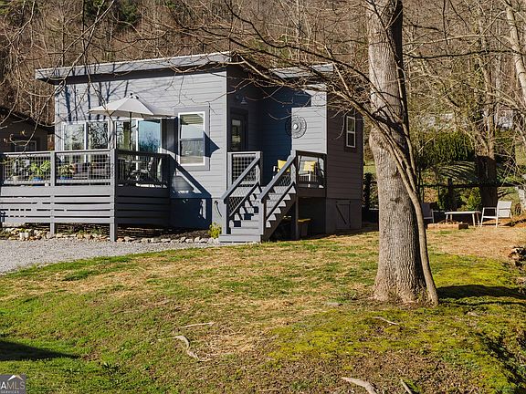 4th image of 28 Maple St