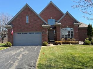 7350 Pine Vista Dr, Brighton, MI