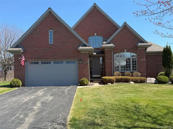 7350 Pine Vista Dr, Brighton, MI 48116