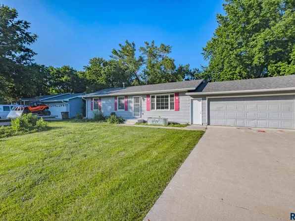 802 Esther St, Jefferson, SD 57038