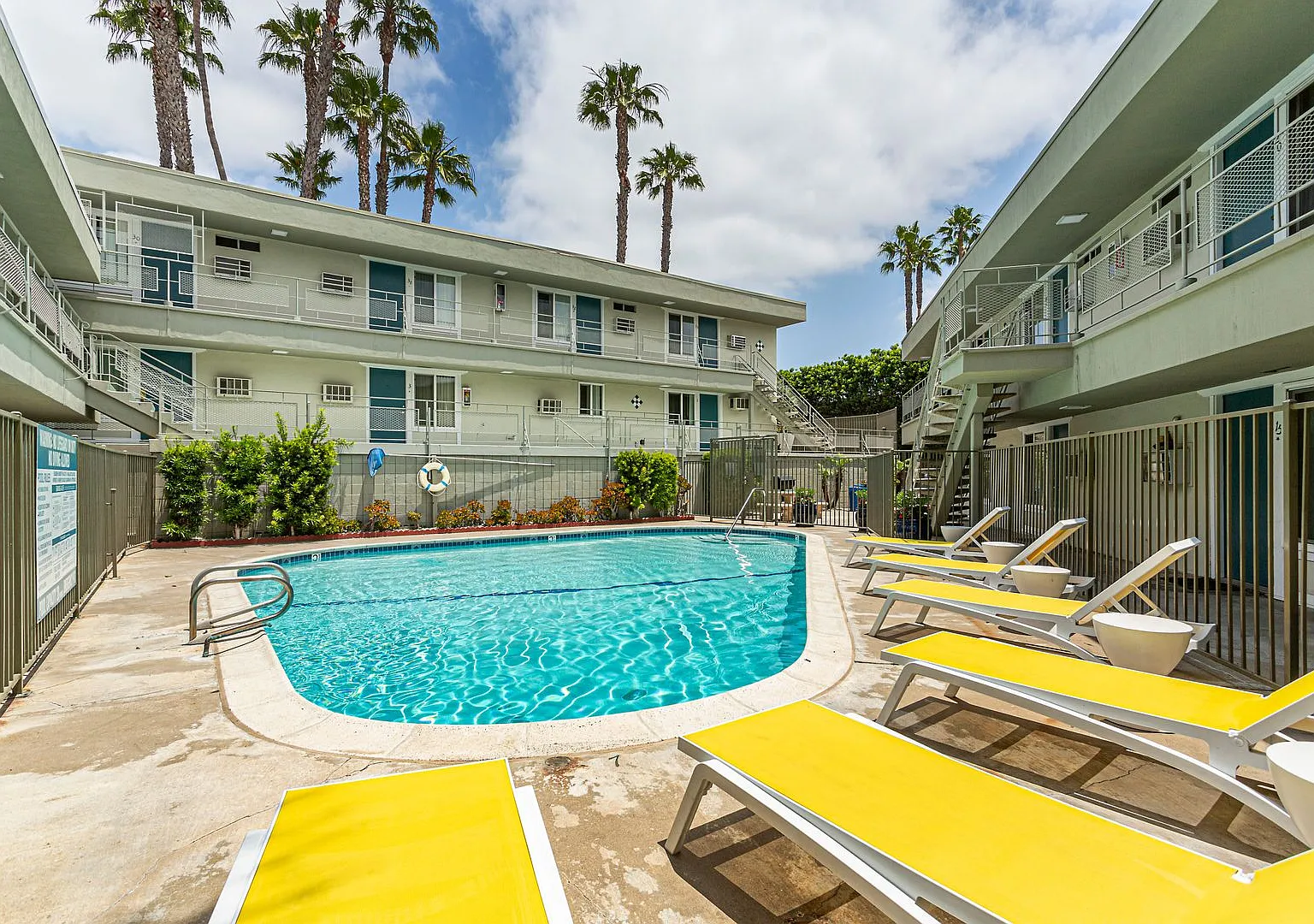 Aztec Pacific Apartments — Photo 4