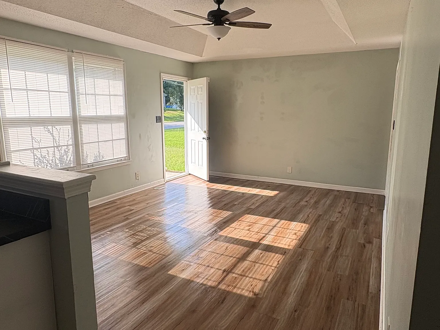 3 bed, 1.5 bath, 1392 sqft, $1,350 — Photo 3