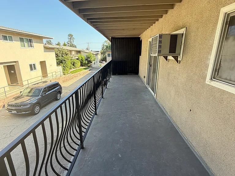 2733 Montrose Ave #7 — Photo 24