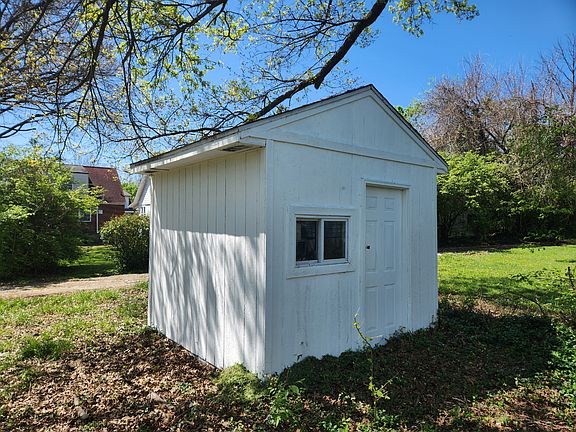 4th image of 1939 Waltham Ave