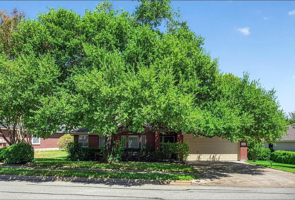 4 bed, 2.0 bath, 1887 sqft, $2,200 — Photo 2