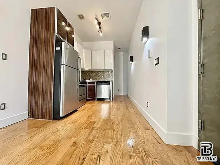 277 Menahan St #3A — Photo 2
