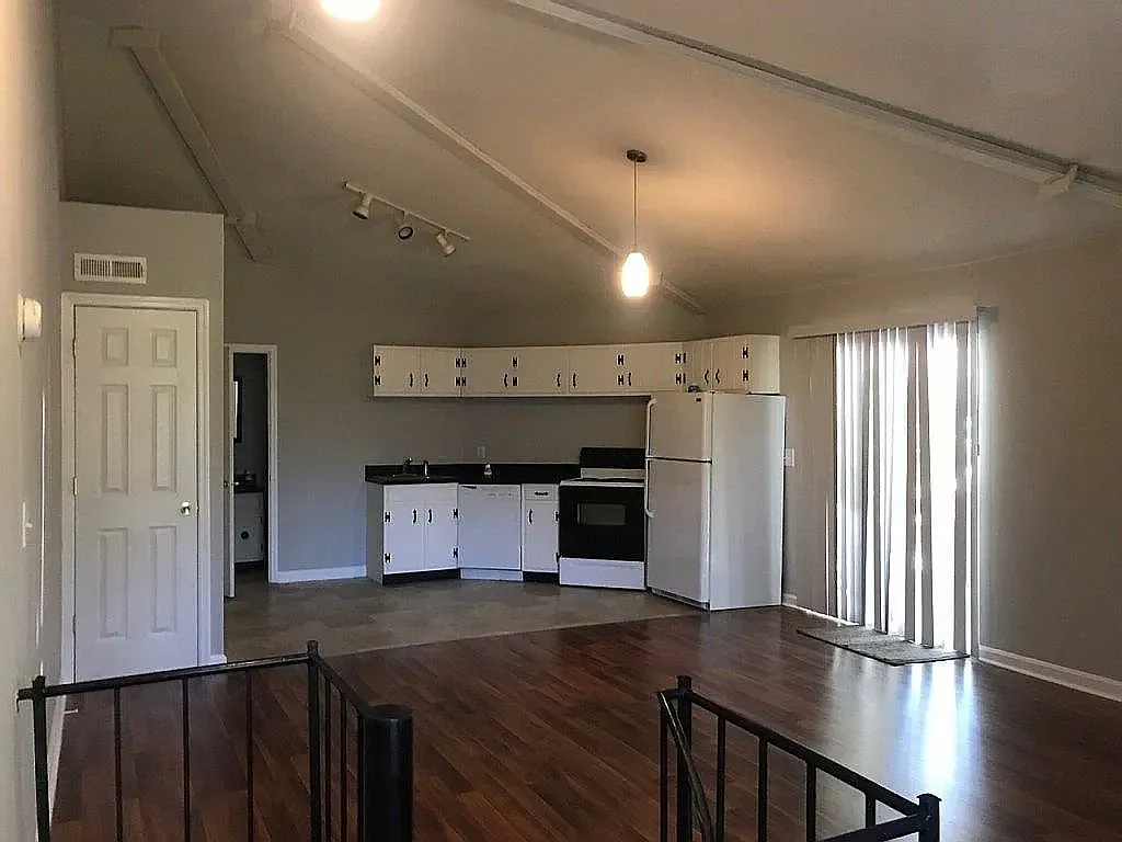 1 bed, 1.5 bath, 700 sqft, $900 — Photo 2