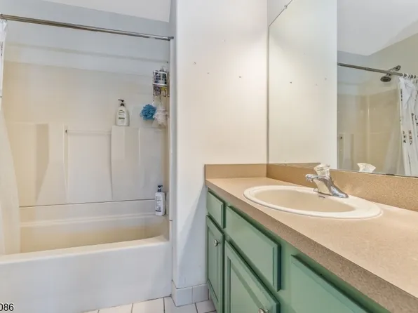 62 Limerick Ln, Phillipsburg, NJ 08865