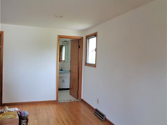 4th image of 285 Macarthur Dr