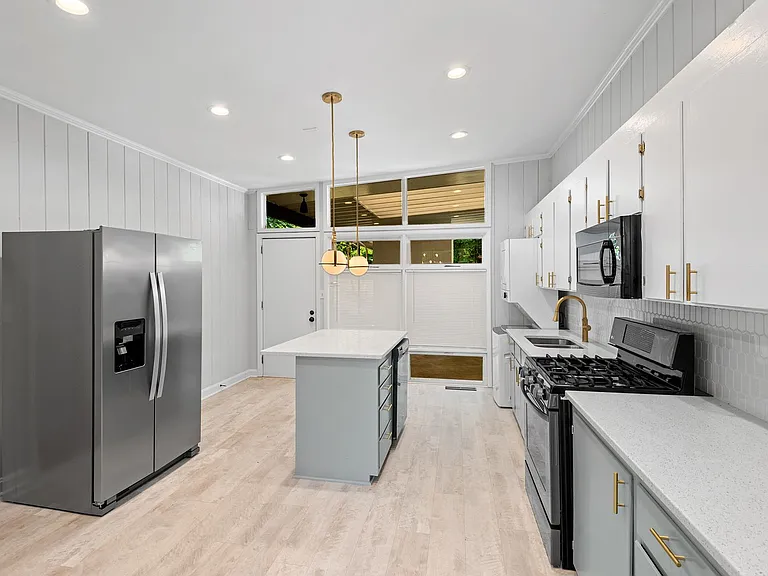 2703 Ashland St — Photo 5