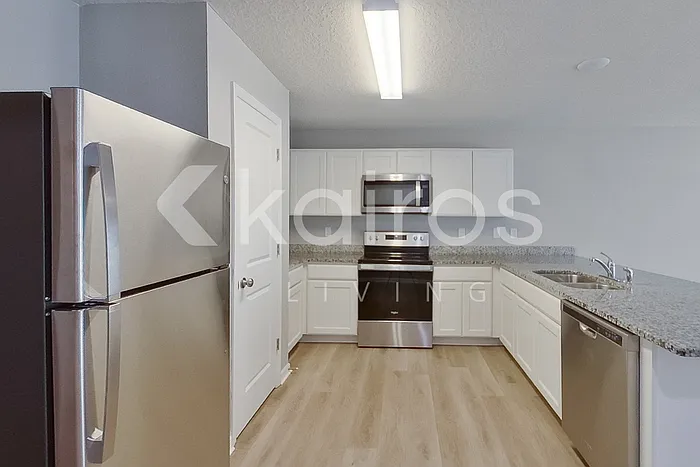 1924 W Roseboro Dr — Photo 6