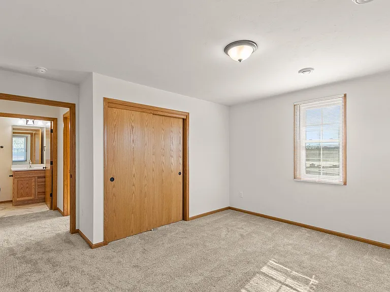 324 Woodcrest Ln — Photo 16