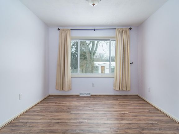 5th image of 6129 Meadowlark St NE