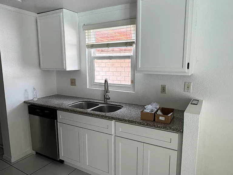 2342 La Salle Ave — Photo 2
