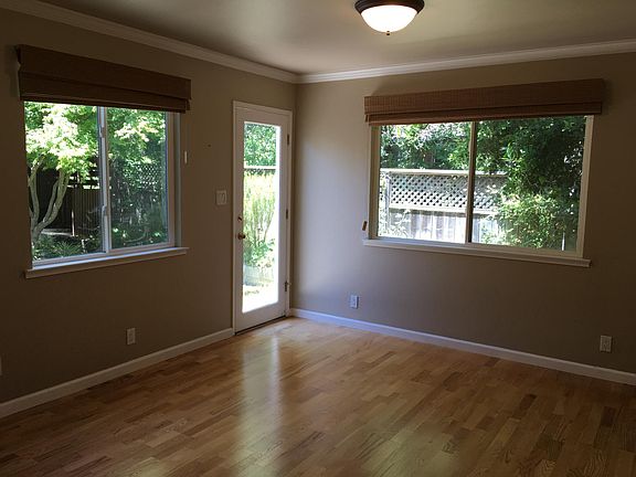 4th image of 25 Chanticleer Ave