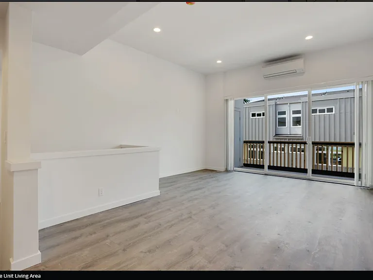 Silverlake Townhomes — Photo 9