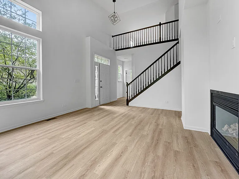 1089 Ellsworth Dr — Photo 2