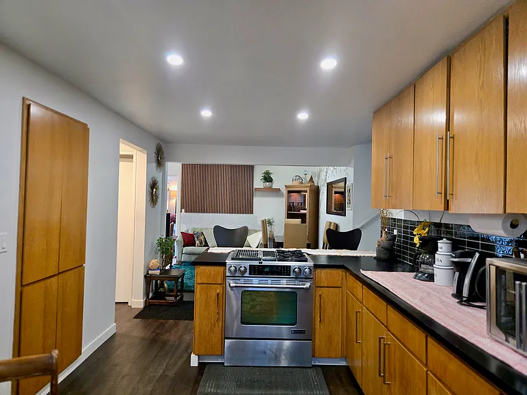 S 135th St — Photo 3