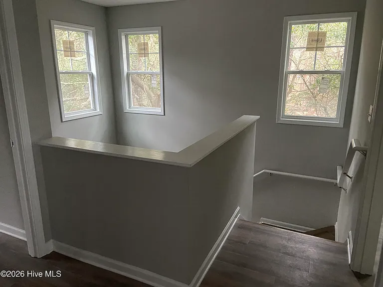 210 Jordan Ln — Photo 15