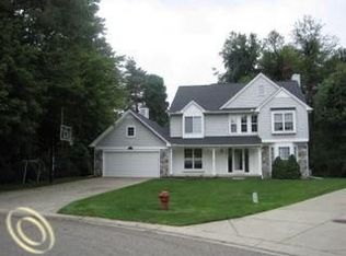 6045 Pine Needle Ct, Clarkston, MI 48346