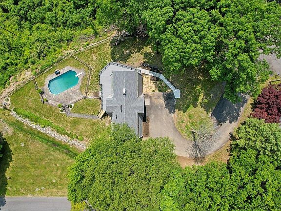 3rd image of 12 Hudson Bluff