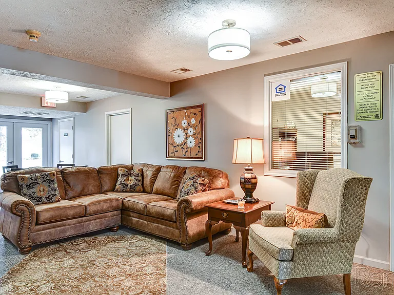 Hickory Knoll Apartments — Photo 24