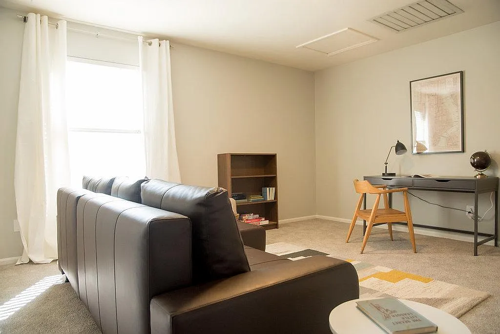 3 bed, 2016 sqft, $3,200 — Photo 4