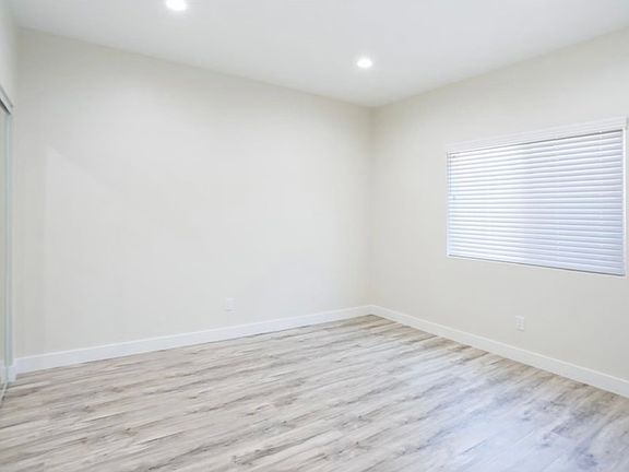 5th image of 10922 Mather Ave