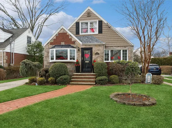 35 Elton Road N, Garden City, NY 11530