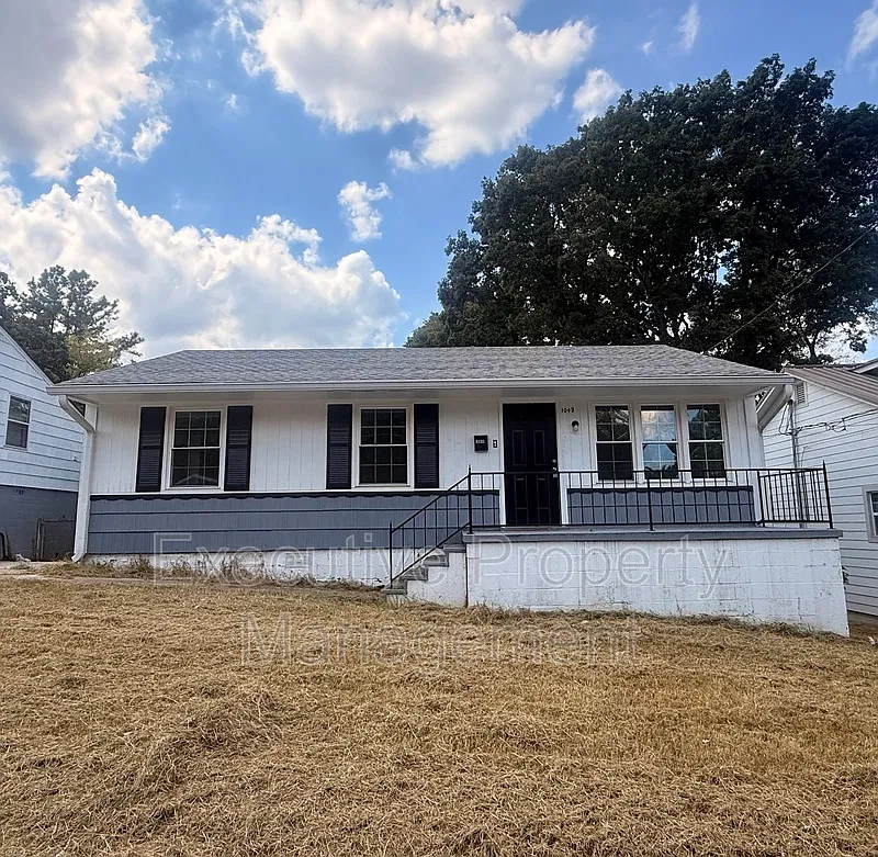 3 bed, 1.0 bath, 864 sqft, $1,200 — Photo 1