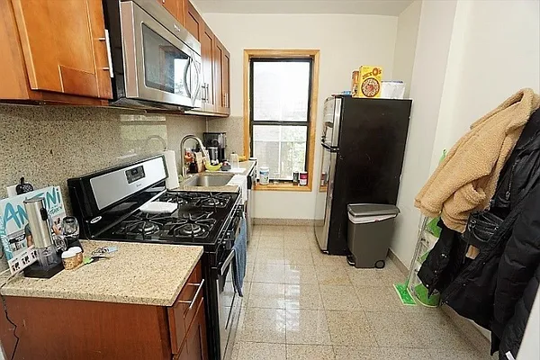 Rented by Universal Realty Group | media 8