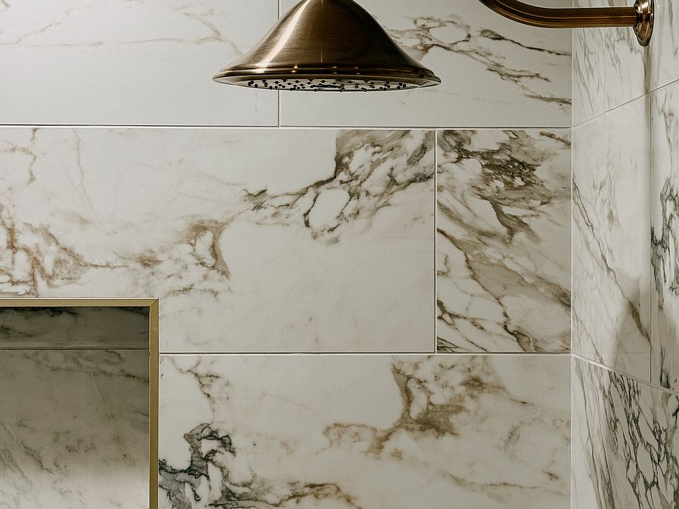 Tasteful shower in 2nd bathroom
