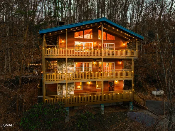 1318 N Baden Dr, Gatlinburg, TN 37738