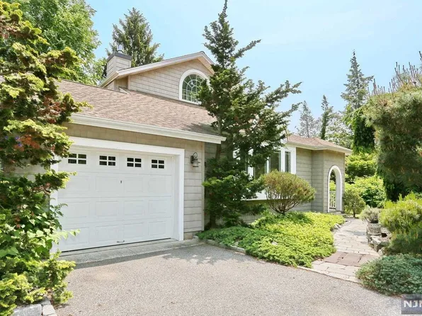 880 Park Ave, River Edge, NJ 07661