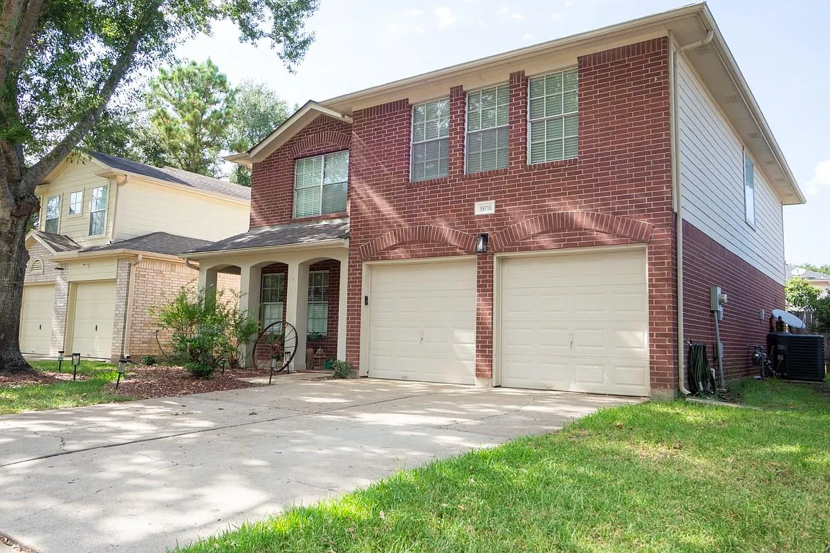 3 bed, 2.5 bath, 2352 sqft, $2,200 — Photo 3