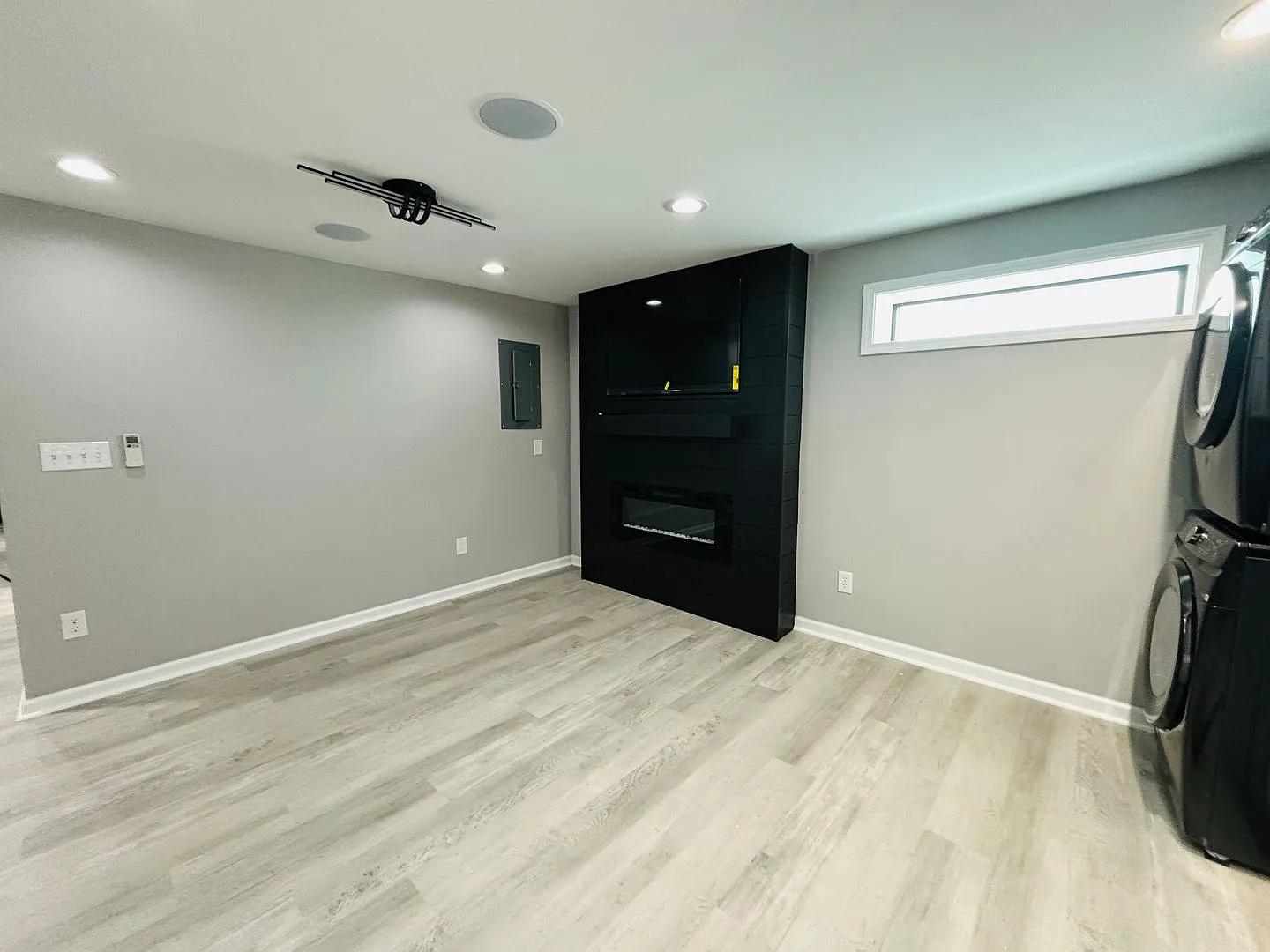 2 Bedroom 1 Bath Apartment *Newly Renovated Summer 2023* — Photo 3