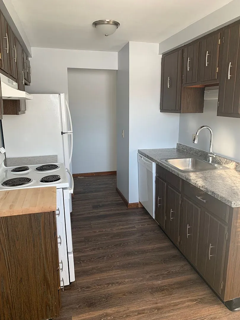Tudor Heights Apartments — Photo 4