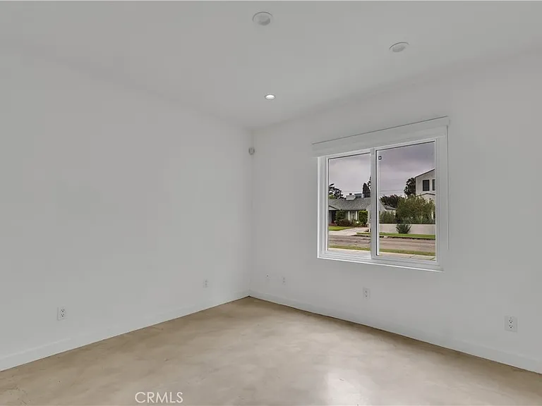4925 Nagle Ave — Photo 25