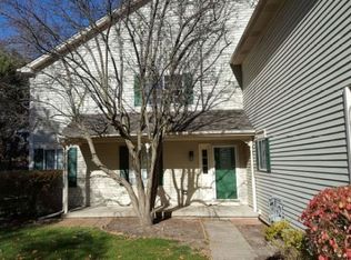 20 W Pheasant Trl, Lake In The Hills, IL 60156