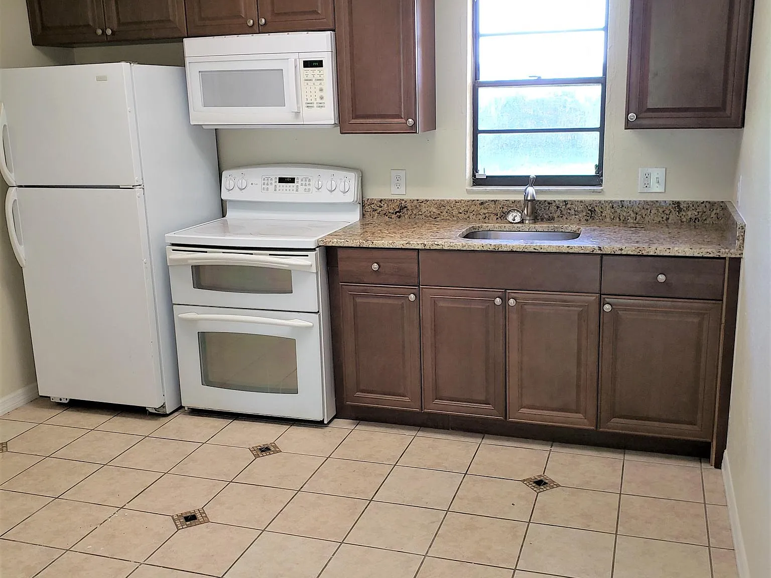 117 Denton Ave — Photo 4