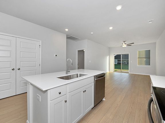 4th image of 149 Wolfe Ln #1