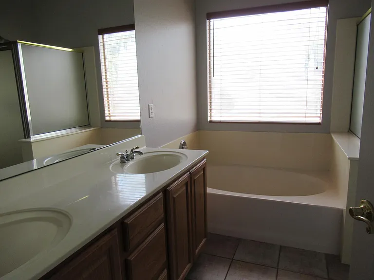 529 E Cantebria Dr — Photo 11