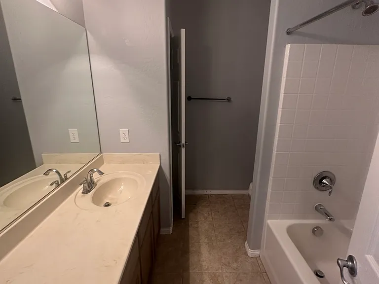 576 Glassford Ct — Photo 12