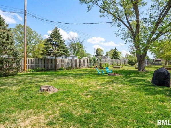 94 Downing Dr, Chatham, IL 62629