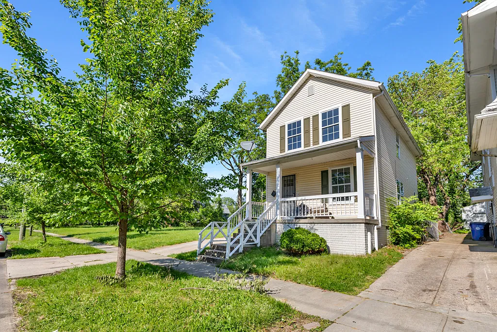 3 bed, 1.5 bath, 1296 sqft, $1,500 — Photo 1