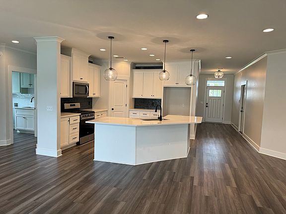 4th image of 122 Leaf St