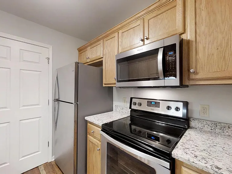 1555 W King St — Photo 21
